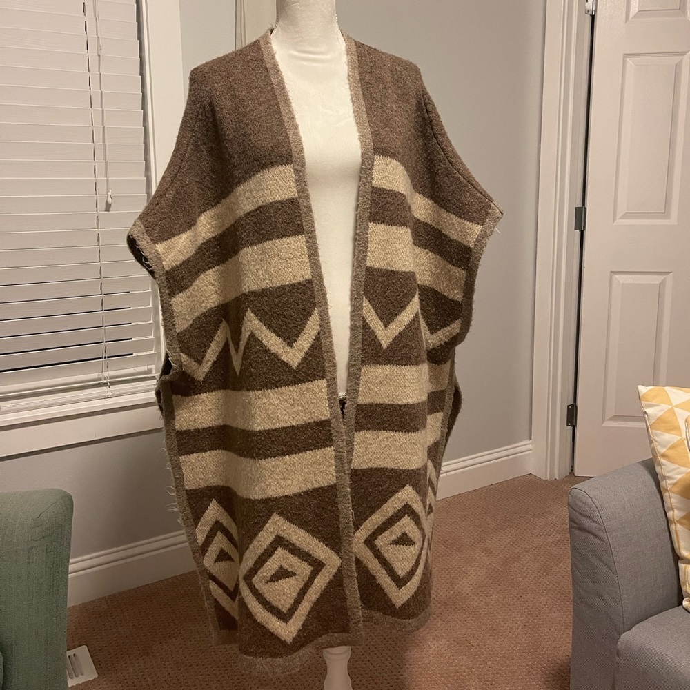 Zara shawl/long cardigan. Patterned, color tan and brown.